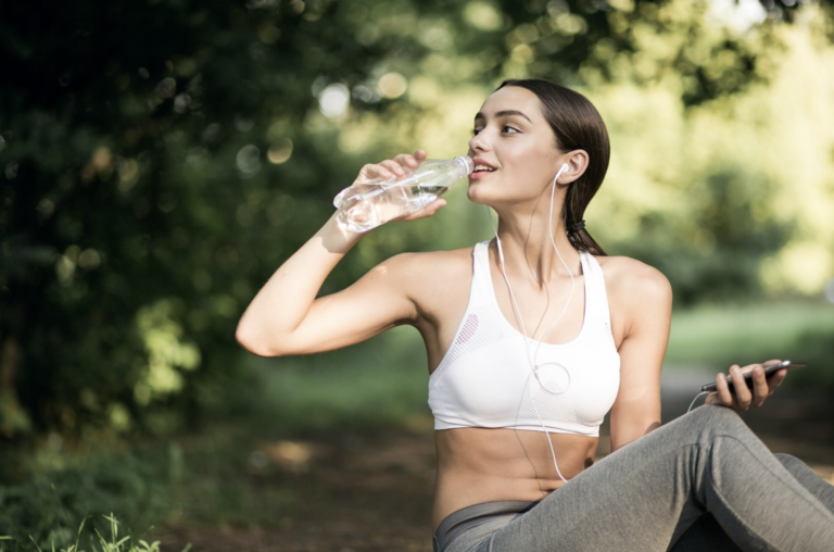 mujer tomando agua para mejorar su resistencia a la insulina